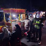 Kibarkan Bendera Merah Putih Sebagai Simbol Optimisme Lawan Covid-19 Personil gabungan terdiri Polres Jombang, Kodim 0814 dan Satpol PP Pemkab Jombang melaksanakan operasi yustisi sekaligus membagikan bendera merah putih kepada pedagang kaki lima (PKL).