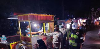 Kibarkan Bendera Merah Putih Sebagai Simbol Optimisme Lawan Covid-19 Personil gabungan terdiri Polres Jombang, Kodim 0814 dan Satpol PP Pemkab Jombang melaksanakan operasi yustisi sekaligus membagikan bendera merah putih kepada pedagang kaki lima (PKL).