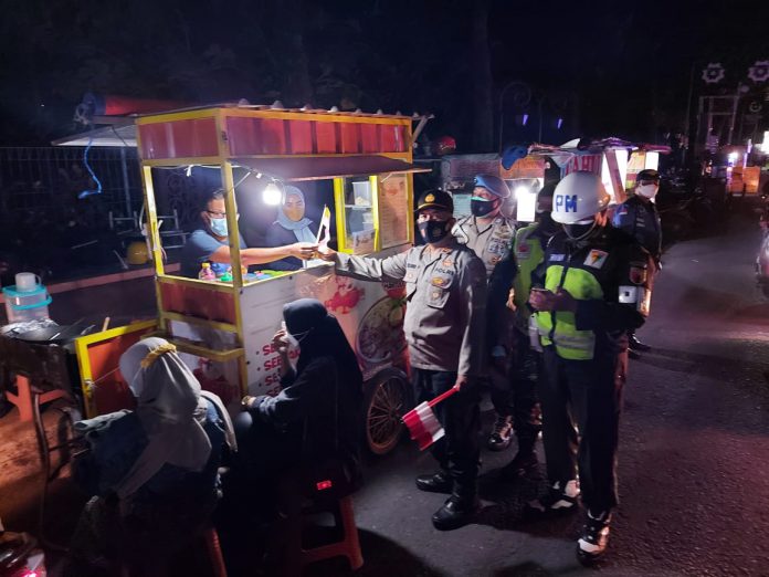 Personil gabungan terdiri Polres Jombang, Kodim 0814 dan Satpol PP Pemkab Jombang melaksanakan operasi yustisi sekaligus membagikan bendera merah putih kepada pedagang kaki lima (PKL). Personil gabungan terdiri Polres Jombang, Kodim 0814 dan Satpol PP Pemkab Jombang melaksanakan operasi yustisi sekaligus membagikan bendera merah putih kepada pedagang kaki lima (PKL).