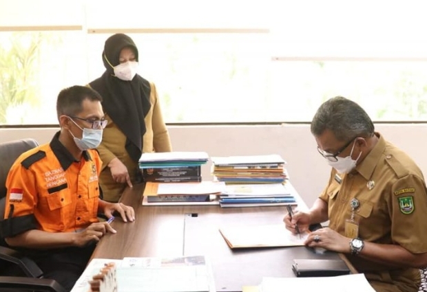 Pemerintah Kota (Pemko) Batam menerima bantuan 100 paket sembako dari Badan Amil Zakat Nasional (Baznas) Kepri Pemerintah Kota (Pemko) Batam menerima bantuan 100 paket sembako dari Badan Amil Zakat Nasional (Baznas) Kepri