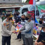 Peduli Masyarakat, Kapolres Kediri Bagikan Ratusan Paket Sembako Kapolres Kediri AKBP Lukman Cahyono membagikan ratusan paket sembako kepada paguyuban driver taksi online, pengemudi travel kampung Inggris, dan kelompok Usaha Mikro Kecil Menengah (UMKM) Ganesa di wilayah Kecamatan Pare, Selasa (3/8).