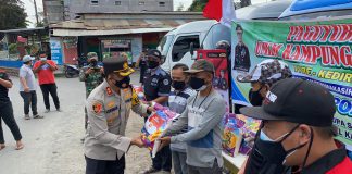 Peduli Masyarakat, Kapolres Kediri Bagikan Ratusan Paket Sembako Kapolres Kediri AKBP Lukman Cahyono membagikan ratusan paket sembako kepada paguyuban driver taksi online, pengemudi travel kampung Inggris, dan kelompok Usaha Mikro Kecil Menengah (UMKM) Ganesa di wilayah Kecamatan Pare, Selasa (3/8).