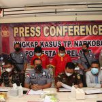Polisi Bekuk 2 Pelaku Pengedar Narkoba, 2.2 Kilogram Sabu Dimusnahkan Satresnarkoba Polresta Barelang menggelar Konferensi Pers Pengungkapan Kasus Tindak Pidana dan pemusnahan Barang Bukti Narkotika Jenis Sabu