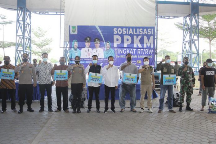Wakil Wali Kota Batam, Amsakar Achmad saat sosialisasi PPKM Tingkat RT/RW di SP Sagulung, Sabtu (7/8/2021) Wakil Wali Kota Batam, Amsakar Achmad saat sosialisasi PPKM Tingkat RT/RW di SP Sagulung, Sabtu (7/8/2021)