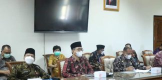 Tanjab Barat akan Jadi Tuan Rumah MTQ ke-50 Provinsi Jambi Rapat bersama Pemerintah Provinsi Jambi dalam rangka persiapan Musabaqah Tilawatil Qur’an (MTQ) ke-50 Tingkat Provinsi Jambi di Aula Kantor Gubernur Jambi, kamis (12/08/21).