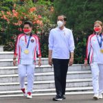 Presiden Jokowi Memenuhi Janjinya Undang Greysia/Apriyani dan Atlet-Atlet Peraih Medali Olimpiade Tokyo 2020 ke Istana dan Memberikan Hadiah Uang Miliaran Rupiah Presiden Joko Widodo menerima kontingen Indonesia yang berlaga di Olimpiade Tokyo 2020, sekaligus menyerahkan bonus apresiasi bagi para atlet dan para pelatih di halaman Istana Kepresidenan Bogor, Jawa Barat, Jumat (13/8) pagi.