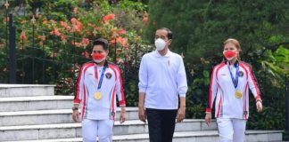 Presiden Jokowi Memenuhi Janjinya Undang Greysia/Apriyani dan Atlet-Atlet Peraih Medali Olimpiade Tokyo 2020 ke Istana dan Memberikan Hadiah Uang Miliaran Rupiah Presiden Joko Widodo menerima kontingen Indonesia yang berlaga di Olimpiade Tokyo 2020, sekaligus menyerahkan bonus apresiasi bagi para atlet dan para pelatih di halaman Istana Kepresidenan Bogor, Jawa Barat, Jumat (13/8) pagi.