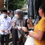 10 Muharram Bupati Anwar Sadat Beserta Istri Membagikan 800 Paket Sembako 10 Muharram Bupati Anwar Sadat Beserta Istri Membagikan 800 Paket Sembako