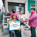 PBHM Bersama Matrix NAP Info Berikan Bantuan Bagi Penyandang Disabilitas di Jakarta Ketua PBHM Ralian Jawalsen memberikan bantuan tongkat dan sembako kepada warga Durensawit, Jakarta Timur. Foto: Istimewa