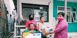 PBHM Bersama Matrix NAP Info Berikan Bantuan Bagi Penyandang Disabilitas di Jakarta Ketua PBHM Ralian Jawalsen memberikan bantuan tongkat dan sembako kepada warga Durensawit, Jakarta Timur. Foto: Istimewa