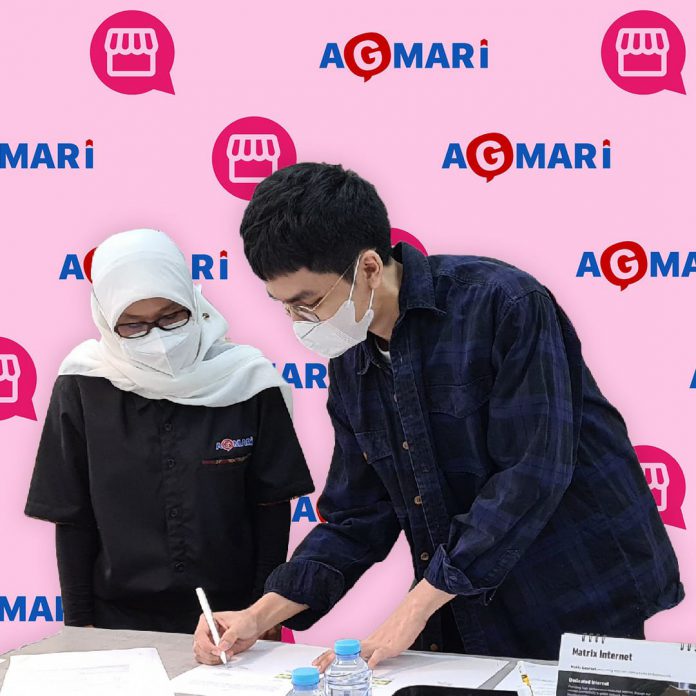 Direktur Program KATALOQ David Andrias bersama Ketua Umum AGMARI (Asosiasi Guru Marketing Indonesia Pebrizayanti, menandatangani kerjasama dalam pengembangan soft skill dan hard skill | Foto: Istimewa Direktur Program KATALOQ David Andrias bersama Ketua Umum AGMARI (Asosiasi Guru Marketing Indonesia Pebrizayanti, menandatangani kerjasama dalam pengembangan soft skill dan hard skill | Foto: Istimewa