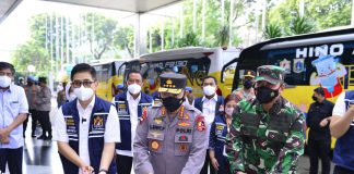 Kapolri Lepas Bus Vaksinasi Keliling Sasar Warga yang Tak Terjangkau Kapolri lepas bus vaksinasi keliling