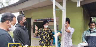 Bupati Karo Tutup dan Bongkar Pos Restibusi Objek Pemandian Air Panas Doulu Bupati dan Wakil Bupati Karo di Pos Restibusi Pemandian Air Panas Doulu