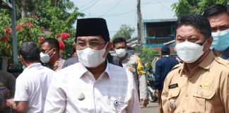 Bupati Tanjab Barat Didampingi Sekretaris Daerah Tinjau Lokasi Kebakaran Bupati Tanjab Barat Didampingi Sekretaris Daerah Tinjau Lokasi Kebakaran