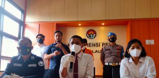 Ditreskrimsus Polda Kepri Amankan ASN Kasus Tipikor Ekspor Udang Wadir Reskrimsus Polda Kepri AKBP Nugroho Agus Setiawan, didampingi Kanit 2 Subdit 3 Ditreskrimsus Polda Kepri Restia Octane Guchy, Paur Subbidpenmas Bid Humas Polda Kepri Ipda Husnul Afkar SH, Rabu (25/8/2021).