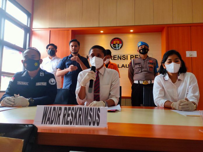 Wadir Reskrimsus Polda Kepri AKBP Nugroho Agus Setiawan, didampingi Kanit 2 Subdit 3 Ditreskrimsus Polda Kepri Restia Octane Guchy, Paur Subbidpenmas Bid Humas Polda Kepri Ipda Husnul Afkar SH, Rabu (25/8/2021). Wadir Reskrimsus Polda Kepri AKBP Nugroho Agus Setiawan, didampingi Kanit 2 Subdit 3 Ditreskrimsus Polda Kepri Restia Octane Guchy, Paur Subbidpenmas Bid Humas Polda Kepri Ipda Husnul Afkar SH, Rabu (25/8/2021).