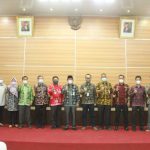 Bupati Tanjab Barat: Validasi Data Calon Pelanggan Jaringan Gas Sudah Rampung Kegiatan penyerahan plakat oleh PT SENA yang dilaksanakan di Rumah Dinas Bupati, Kamis (26/08/21).