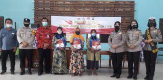 Polres Kediri Kota Bagi-bagi Beras di Kelurahan Ngampel, Dalam Rangka Hari Jadi Polwan ke-73 Polres Kediri membagikan beras di Kelurahan Ngampel