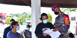 Tiada Henti Korps Marinir TNI AL Terus Berupaya Perangi Covid-19 Kegiatan vaksinasi kepada masyarakat maritim di Alun-alun Kota Baru Aimas, Distrik Aimas, Kabupaten Sorong, Papua Barat. Selasa (31/08/2021).