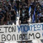 Aparat Kepolisian Yunani Gunakan Gas Air Mata Bubarkan Kelompok Aksi Protes Vaksin Covid-19