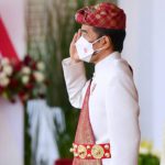 Presiden Jokowi Kenakan Pakaian Adat Lampung Saat Pimpin Upacara Kemerdekaan Presiden Joko Widodo tampak mengenakan pakaian adat khas Lampung saat memimpin Upacara Peringatan Detik-Detik Proklamasi di Istana Merdeka, Jakarta, pada Selasa, 17 Agustus 2021. Foto: BPMI Setpres/Muchlis Jr.