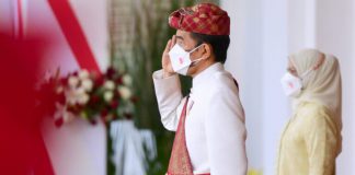 Presiden Jokowi Kenakan Pakaian Adat Lampung Saat Pimpin Upacara Kemerdekaan Presiden Joko Widodo tampak mengenakan pakaian adat khas Lampung saat memimpin Upacara Peringatan Detik-Detik Proklamasi di Istana Merdeka, Jakarta, pada Selasa, 17 Agustus 2021. Foto: BPMI Setpres/Muchlis Jr.