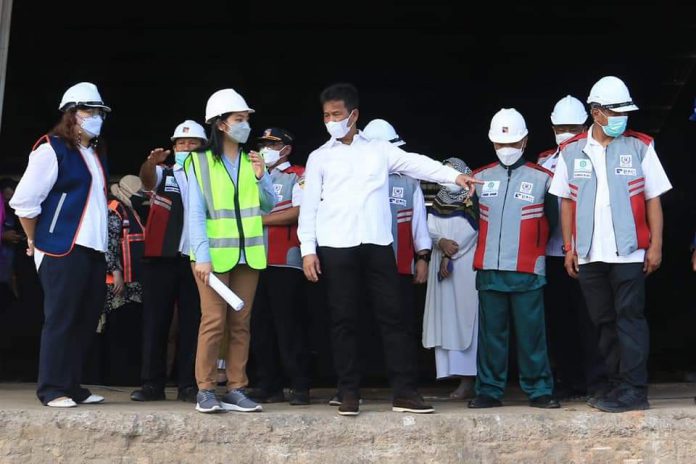 Kepala BP Batam sekaligus Wali Kota Batam, Muhammad Rudi saat meninjau pembangunan Pelabuhan Batu Ampar, Kamis (23/9/21). | Foto: Istimewa