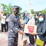 Hadiri Pembukaan TMMD k-112 di Batam, Danlantamal IV Serahkan Paket Sembako kepada Masyarakat