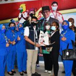 Menparekraf Sandiaga Salahuddin Uno Tinjau Serbuan Vaksinasi Maritim TNI AL di Kota Jayapura