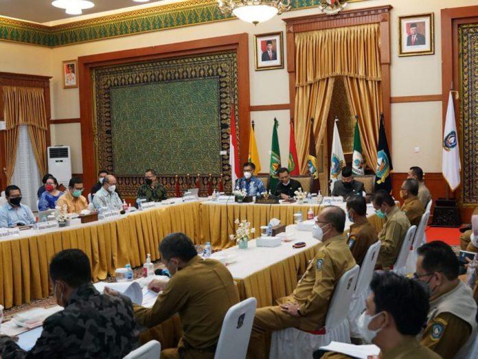 Gubernur Kepri, Ansar Ahmad beserta sejumlah kepala OPD rapat bersama rombongan Bappenas | Foto: Istimewa