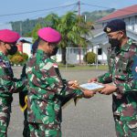 Vaksinasi 16.000 Masyarakat Jayapura, TNI – AL Beri Penghargaan Kepada Tim Vaksinator Lantamal X Pemberian Piagam Penghargaan Kepada Tim Vaksinator Lantamal X di Lapangan Apel Mako Lantamal X, Rabu (02/09/21).