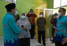 Wahdi dan Qomaru Tinjau Simulasi KBM Tatap Muka di SMA Negeri 1 Metro Wahdi dan Qomaru Tinjau Simulasi KBM Tatap Muka di SMA Negeri 1 Metro