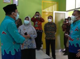 Wahdi dan Qomaru Tinjau Simulasi KBM Tatap Muka di SMA Negeri 1 Metro Wahdi dan Qomaru Tinjau Simulasi KBM Tatap Muka di SMA Negeri 1 Metro