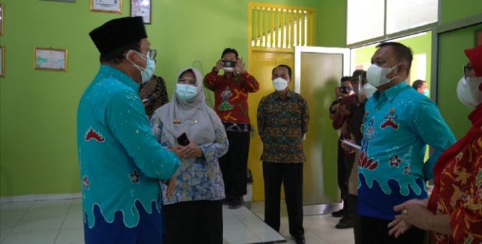 Wahdi dan Qomaru Tinjau Simulasi KBM Tatap Muka di SMA Negeri 1 Metro