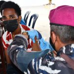 Meski Hujan Deras, Satgas Covid-19 TNI AL Tetap Memvaksin Masyarakat Jayapura Sebelum Pelaksanaan PON XX Papua