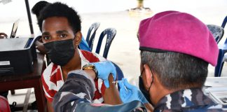 Meski Hujan Deras, Satgas Covid-19 TNI AL Tetap Memvaksin Masyarakat Jayapura Sebelum Pelaksanaan PON XX Papua
