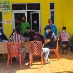 Capaian Vaksinasi Desa Batu Limau Sudah 85% Zazali (no 2 dari kanan), Kepala Desa Batu Limau menyaksikan pelaksanaan vaksinasi