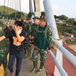 Satgas TMMD ke-112 Selamatkan Pemuda Hendak Bunuh Diri di Jembatan 1 Barelang Satgas TMMD menyelamatkan Seorang pemuda yang hendak bunuh diri, Senin (20/09/2021) Pukul 07.00 Pagi di Jembatan 1 Barelang.