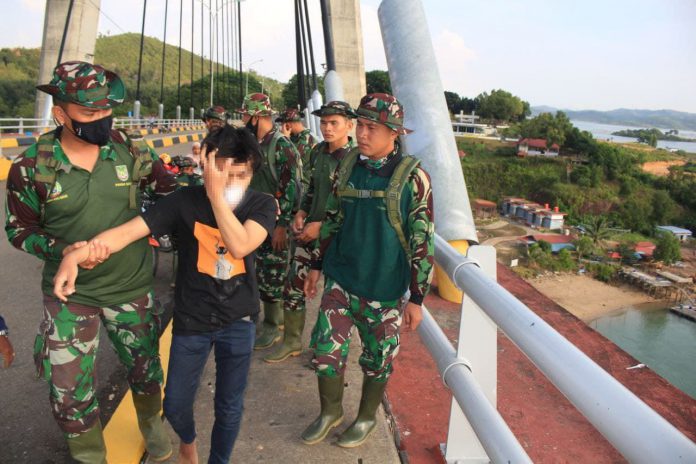 Satgas TMMD menyelamatkan Seorang pemuda yang hendak bunuh diri, Senin (20/09/2021) Pukul 07.00 Pagi di Jembatan 1 Barelang. Satgas TMMD menyelamatkan Seorang pemuda yang hendak bunuh diri, Senin (20/09/2021) Pukul 07.00 Pagi di Jembatan 1 Barelang.