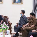 Diterima Langsung oleh Bupati, KPU Hibahkan APD ke Pemkab Tanjab Barat Bupati Tanjab Barat terima langsung hibahan APD oleh KPU di Rumah Dinas Bupati