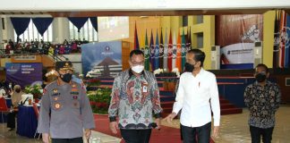 Polri Bersinergi dengan BEM dan OKP Gelar Vaksinasi Merdeka se-Indonesia Presiden Indonesia Joko Widodo (Jokowi) yang didampingi oleh Kapolri Jenderal Listyo Sigit Prabowo, di Institut Pertanian Bogor (IPB), Rabu (22/9/2021)