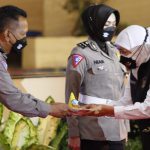Gubernur Jatim Apresiasi “Sang Pendongeng” Polres Bojonegoro Pemotongan tumpeng oleh Gubernur Jatim dalam acara HUT Sat Lantas ke 66