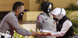 Gubernur Jatim Apresiasi “Sang Pendongeng” Polres Bojonegoro Pemotongan tumpeng oleh Gubernur Jatim dalam acara HUT Sat Lantas ke 66