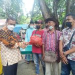 Bupati Karimun Bagikan Paket Sembako ke Pedagang Pantai Pelawan Bupati Karimun, Aunur Rapiq bagikan sembako ke pedagang Pantai Pelawan