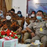 Secara Virtual, Bupati Karimun Saksikan Penyerahan Sertifikat Tanah oleh Presiden Jokowi Bupati Karimun Saksikan Penyerahan Sertifikat Tanah oleh Presiden Jokowi Secara Virtual