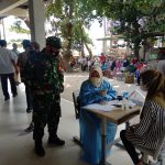 Danramil 04/KS Merangkul Anak 12 Tahun Agar Vaksin di Kepulauan Seribu Vaksinasi covid-19 di Kepulauan Seribu