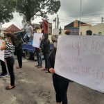 Pengadilan Negeri Kabanjahe Didemo Warga Tampak Warga menyampaikan Aspirasi di depan Halaman Pengadilan Negeri Kabanjahe