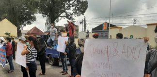 Pengadilan Negeri Kabanjahe Didemo Warga Tampak Warga menyampaikan Aspirasi di depan Halaman Pengadilan Negeri Kabanjahe