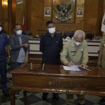 7 Fraksi DPRD Asahan Setujui P-APBD Asahan TA 2021 Jadi Perda Bupati Asahan H Surya BSc saat menandatangani Perubahan APBD Kabupaten Asahan Tahun 2021 menjadi Perda dalam rapat paripurna DPRD Asahan, Selasa, 28 September 2021.