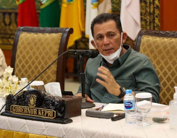 Gubernur Kepulauan Riau (Kepri) Ansar Ahmad saat konferensi pers di Gedung Daerah, Tanjungpinang, Minggu (10/10/21) malam.